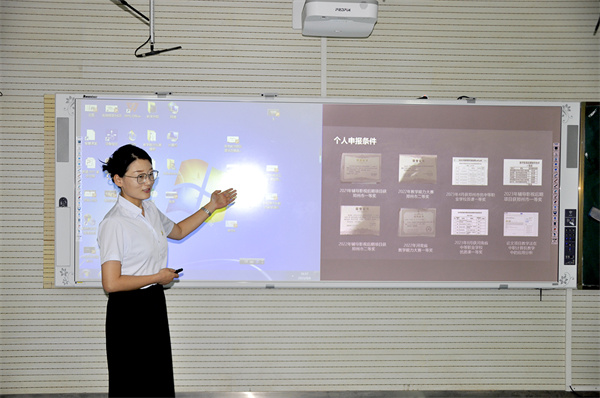 计算机专业高琳琳老师展示教学团队成员选聘条件和课程建设任务分工.JPG